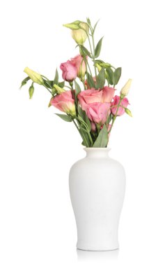 eustoma üzerinde beyaz izole Vazoda Çiçekler buket