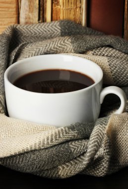 kahve eşarp kitaplar zemin üzerine sarılmış