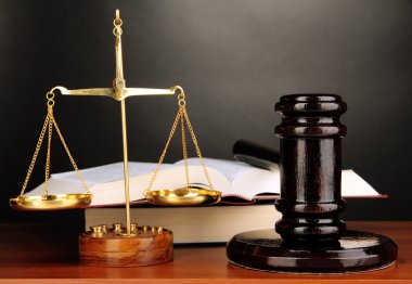 Adalet ve gri arka plan üzerine kitaplar tahta Tokmak, altın ölçekler
