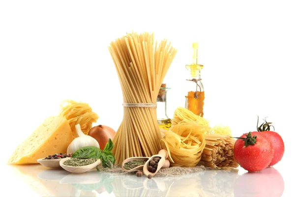 Esparguete de massas, legumes, especiarias e óleo, isolado sobre branco — Fotografia de Stock