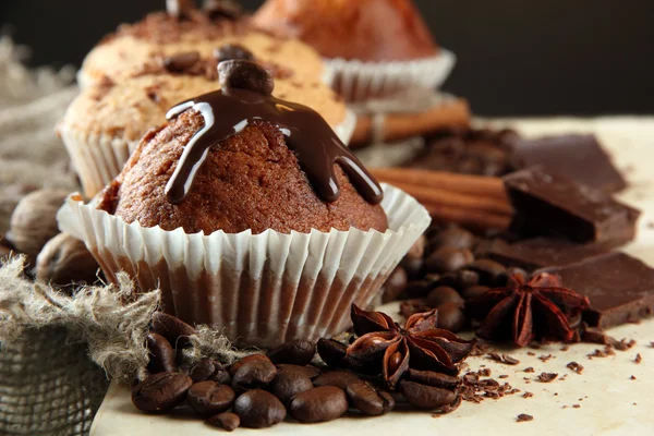 Bolos de muffin saborosos com chocolate, especiarias e sementes de café, close-up — Fotografia de Stock