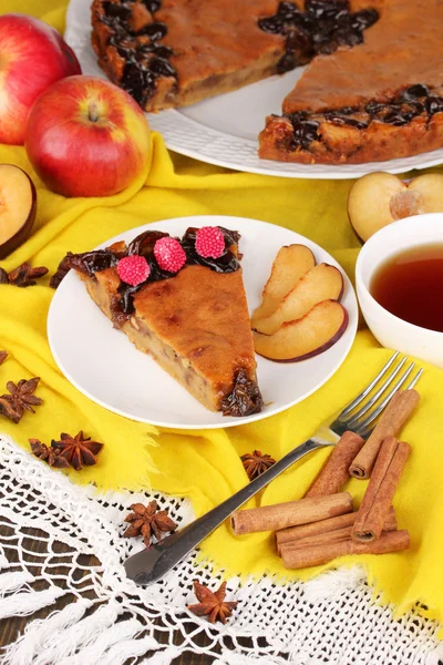 Sabroso pastel en plato sobre mesa de madera — Foto de Stock