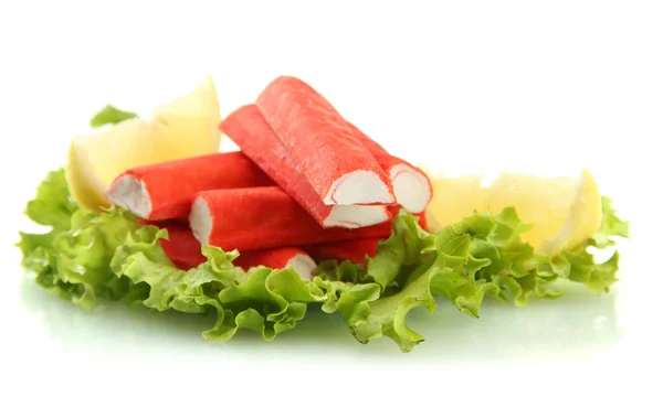 Palitos de cangrejo sobre hojas de lechuga con limón, aislados sobre blanco —  Fotos de Stock