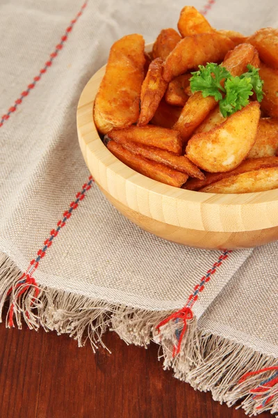 Chutný vesnice brambory v míse na dřevěný stůl detail — Stock fotografie