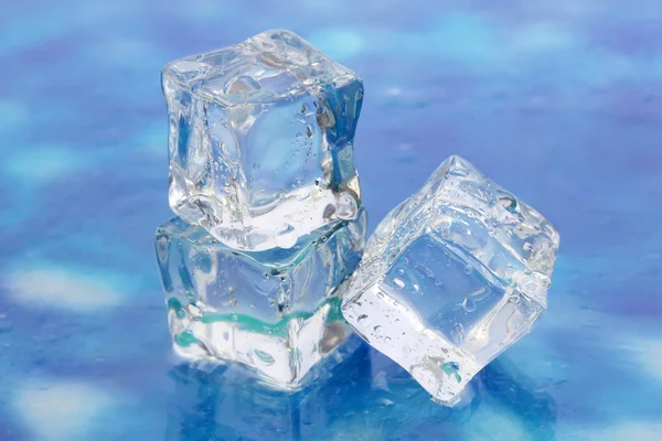 Hielo sobre fondo azul brillante — Foto de Stock