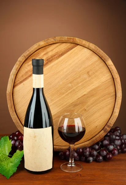 ワイン、木製の樽と茶色の背景に、ブドウの組成 — ストック写真