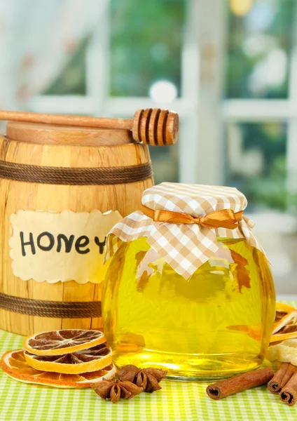 Pot de miel, tonneau en bois, séchoir et tranches de citron séché sur fond lumineux — Photo