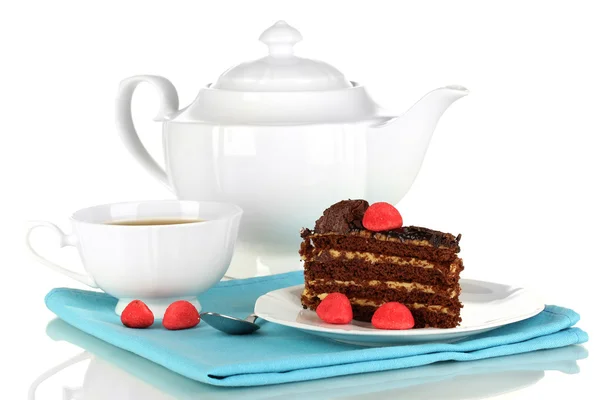 Bule, xícara de chá e bolo delicioso isolado em branco — Fotografia de Stock