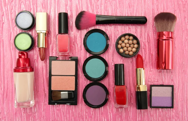 Decoratieve cosmetica op roze achtergrond — Stockfoto