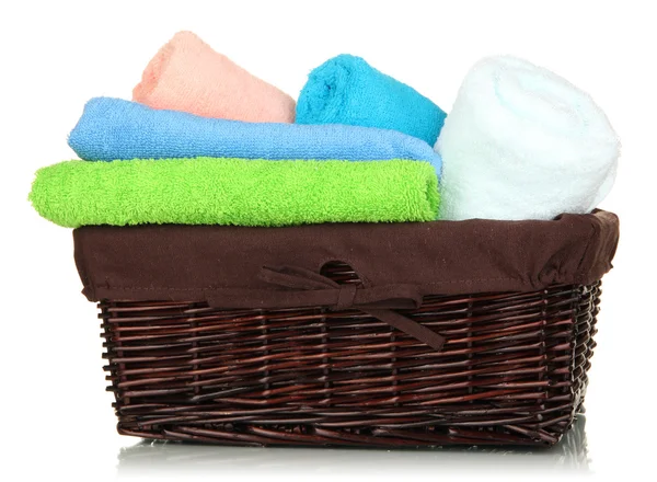Toalhas de banho dobradas em cesta de vime isolado em branco — Fotografia de Stock
