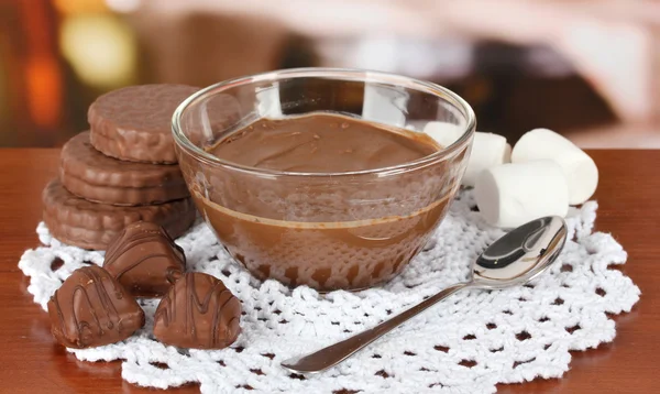 Cuenco de chocolate y dulces en la mesa en la cafetería —  Fotos de Stock