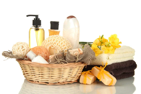 Composición de botellas de cosméticos y jabón en cesta, aislado en blanco —  Fotos de Stock