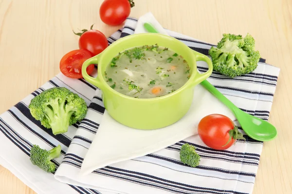 Dietní polévka se zeleninou v pánvi na dřevěný stůl detail — Stock fotografie