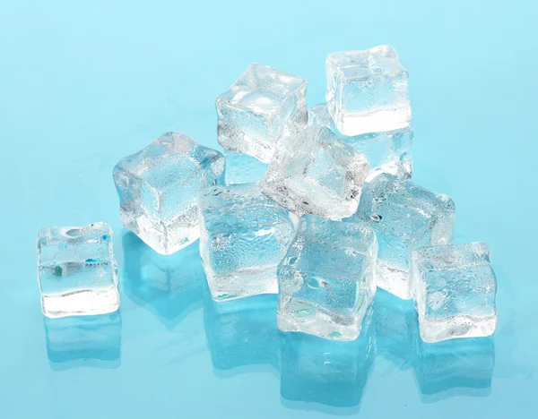 Cubos de hielo en el agua de fondo — Foto de Stock