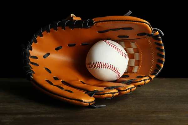 Gant de baseball et balle sur fond sombre — Photo