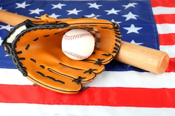 Baseballhandschuh, Schläger und Ball auf dem Hintergrund der amerikanischen Flagge — Stockfoto