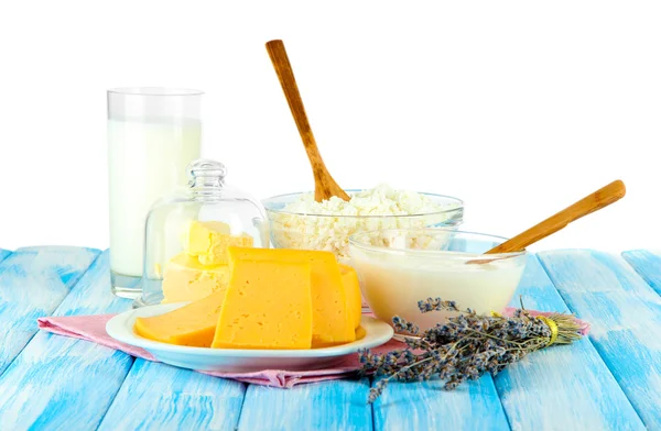 Bardak süt ve peynir parlak zemin üzerine — Stok fotoğraf