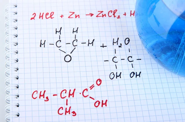 Reagenzglas mit bunter Flüssigkeit und Formeln isoliert auf weiß — Stockfoto