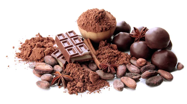 Çikolatalı tatlılar, kakao ve baharat üzerine beyaz izole, kompozisyon — Stok fotoğraf