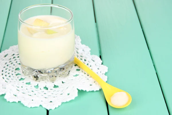 Delizioso yogurt in vetro su tavolo di legno primo piano — Foto Stock