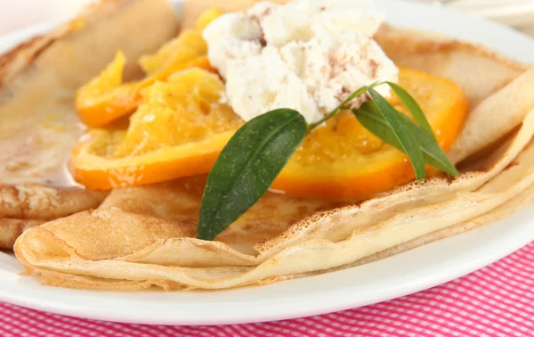 ナプキンのクローズ アップのオレンジとパンケーキ — ストック写真