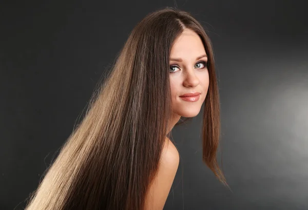 Porträtt av vacker kvinna med långt hår på svart bakgrund — Stockfoto