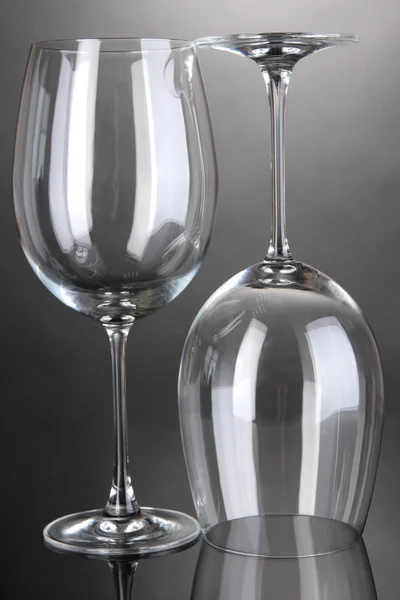 Bicchieri da vino vuoti disposti su sfondo grigio — Foto Stock