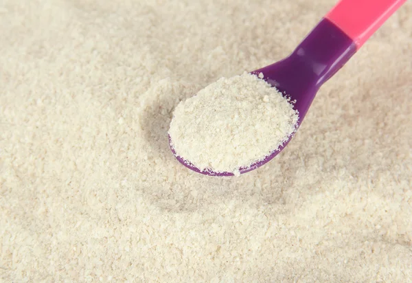 Leche en polvo con cuchara para primer plano del bebé —  Fotos de Stock