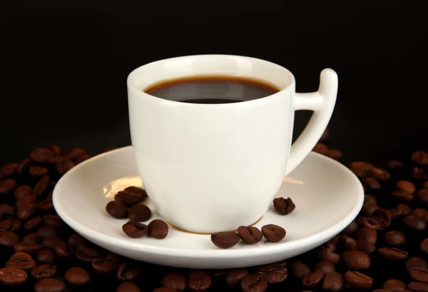 Φλιτζάνι καφέ ισχυρή απομονώνονται σε μαύρο — Φωτογραφία Αρχείου