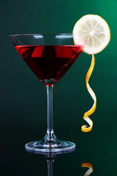 Κοκτέιλ σε ποτήρι μαρτίνι σε σκούρο πράσινο φόντο κόκκινο — Φωτογραφία Αρχείου