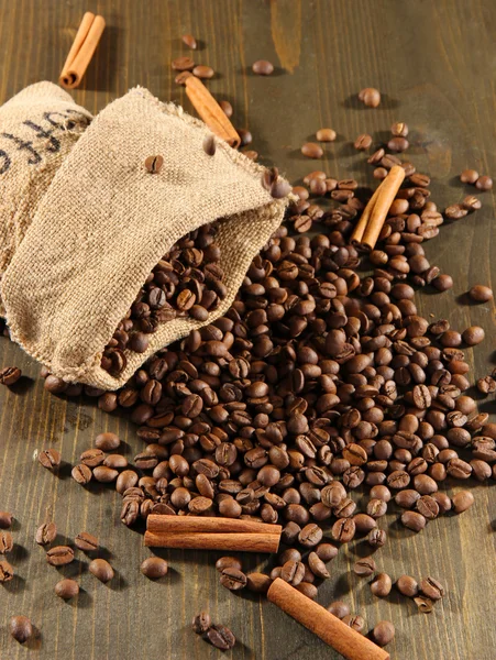 Káva v pytli na dřevěný stůl — Stock fotografie