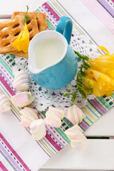 Hermosa composición de leche y galletas en primer plano mesa de picnic de madera —  Fotos de Stock