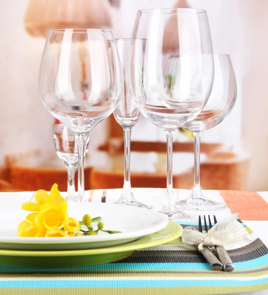 Configuração de mesa com copos para diferentes bebidas na mesa no fundo do quarto — Fotografia de Stock