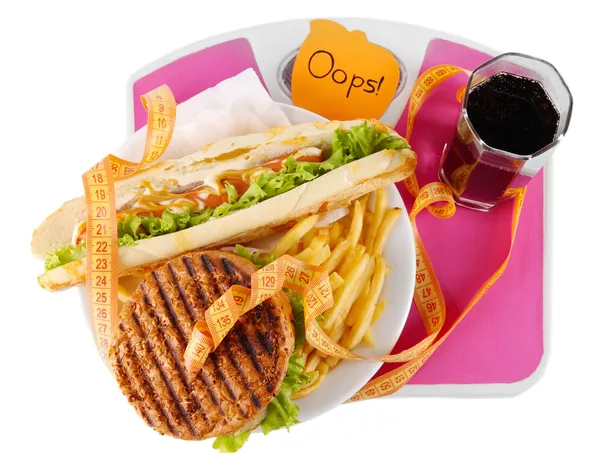 Hamburger, Pommes auf dem Teller auf der Skala isoliert auf weiß — Stockfoto