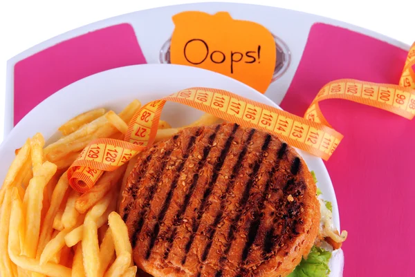 Hamburger, hranolky na štítku na měřítku detail — Stock fotografie