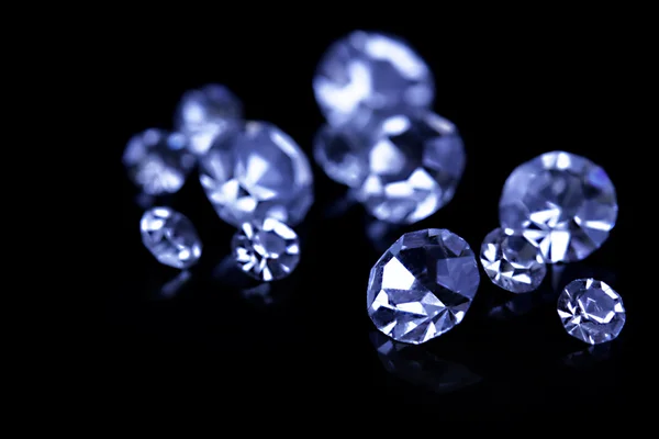 Belos cristais brilhantes (diamantes), sobre fundo preto — Fotografia de Stock