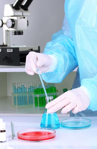 Scientist conducting research in laboratory close up — Stock Photo, Image