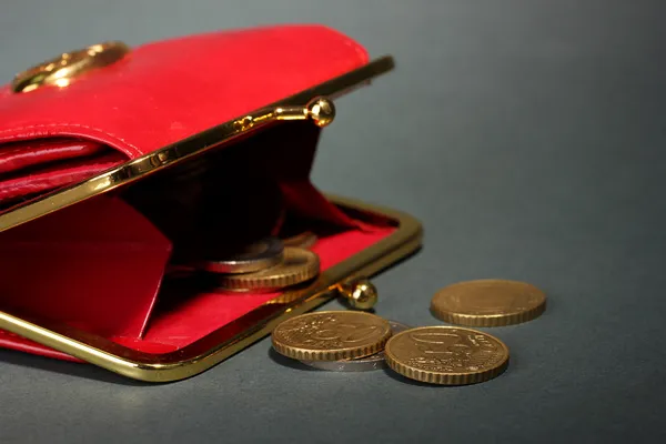 Billetera roja femenina con monedas sobre fondo gris —  Fotos de Stock