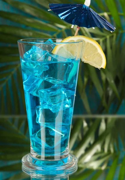 Cocktail Blue Lagoon su sfondo tropicale — Foto Stock