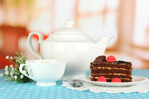 Tetera, taza de té y delicioso pastel en el fondo de la habitación —  Fotos de Stock