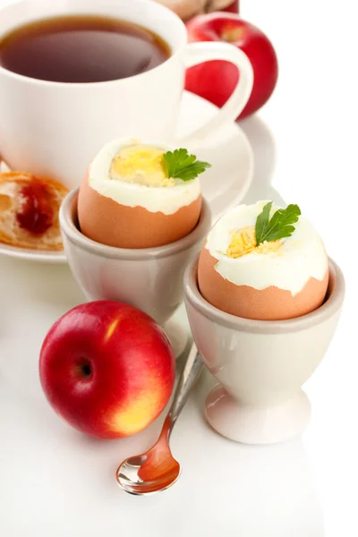 Desayuno ligero con huevos cocidos y taza de café, aislado en blanco —  Fotos de Stock