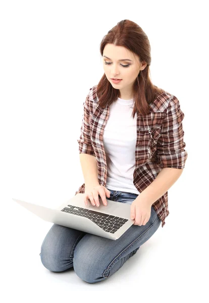 Hermosa joven con portátil aislado en blanco — Foto de Stock