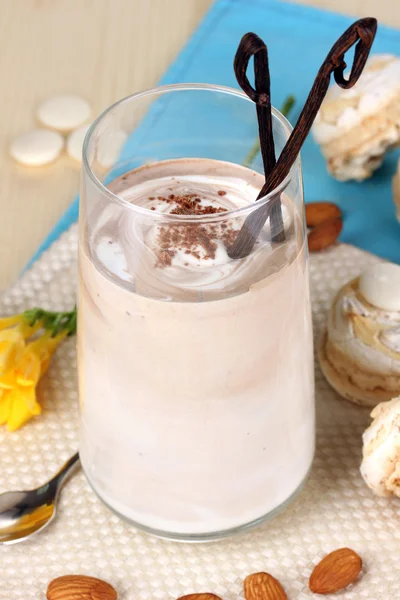 Glas Schoko-Sahne-Cocktail auf Holztisch in Großaufnahme — Stockfoto