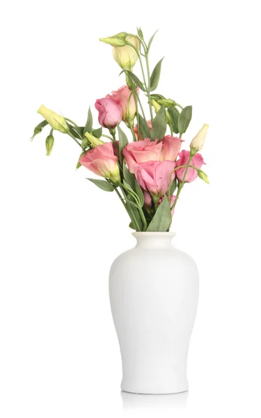 Boeket van eustoma bloemen in vaas geïsoleerd op wit — Stockfoto