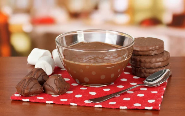 Чашка шоколада и сладости на столе в кафе — стоковое фото