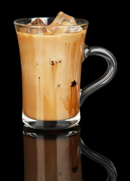 Café frío con hielo en vidrio aislado sobre negro — Foto de Stock