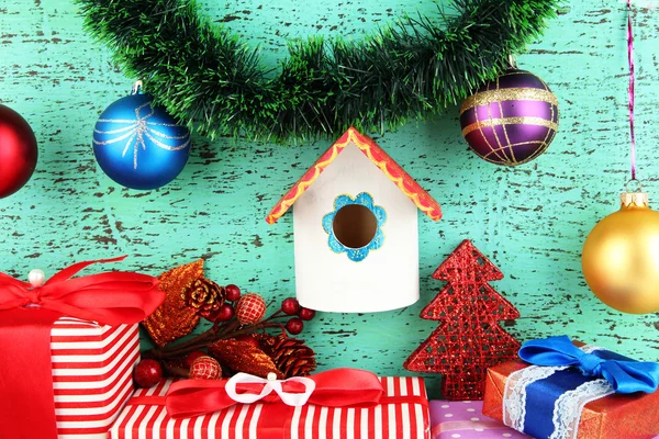 Scatola di nidificazione e decorazione di Natale su sfondo blu — Foto Stock