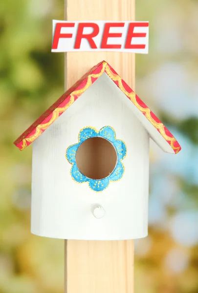 Декоративная коробка для гнездования и знак на ярком фоне — стоковое фото