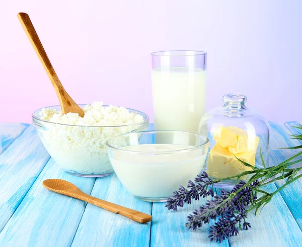 Vaso de leche y queso sobre fondo claro —  Fotos de Stock