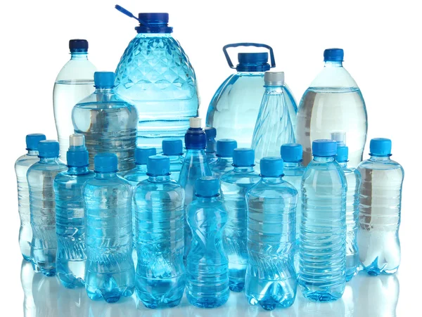 Diferentes botellas de agua aisladas en blanco — Foto de Stock